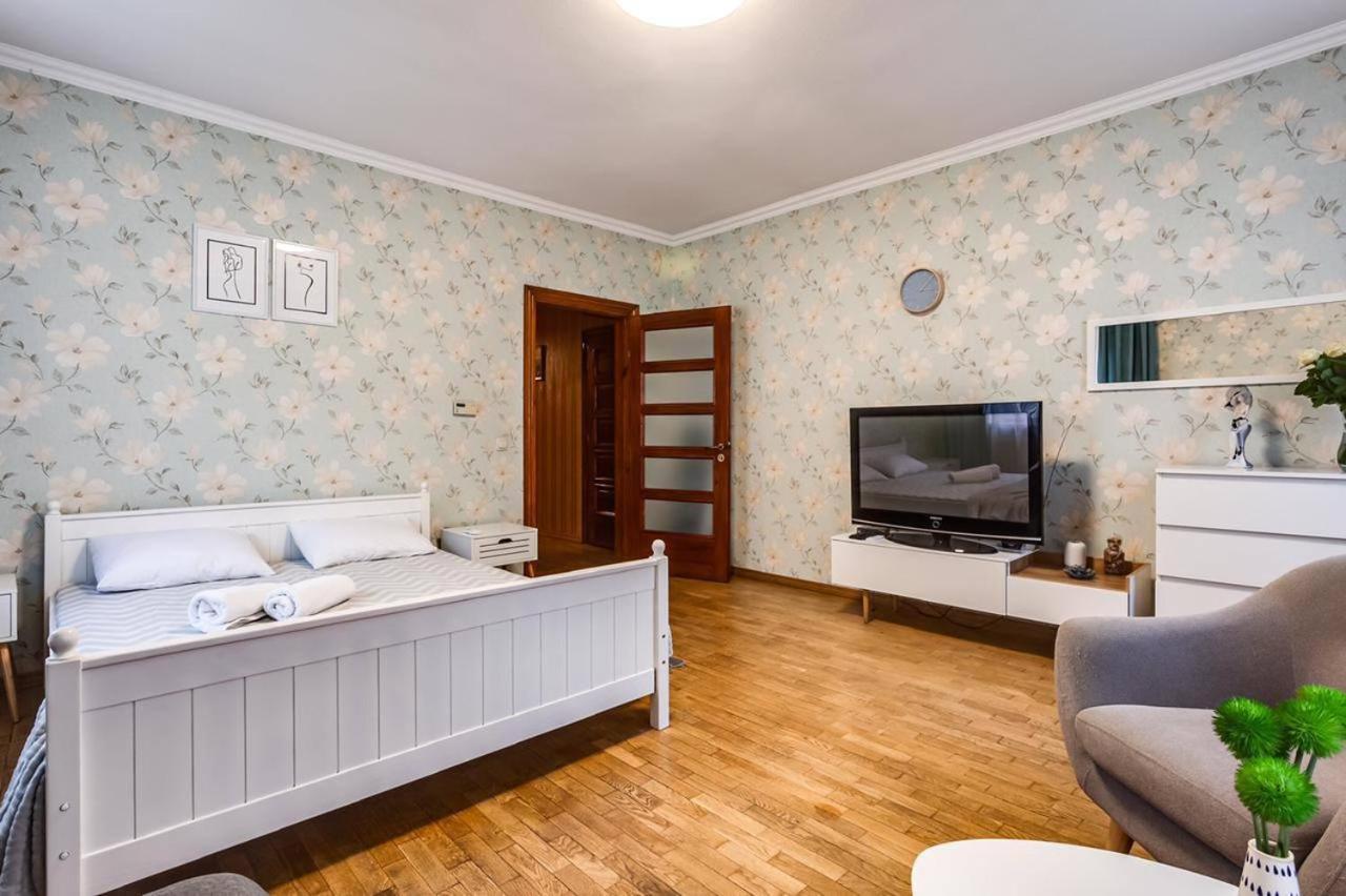 Apartamenty On Knyazya Romana Leópolis Exterior foto