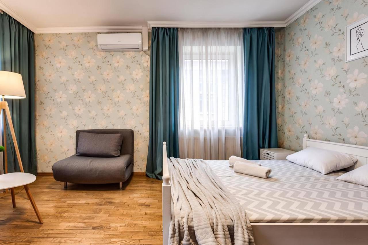 Apartamenty On Knyazya Romana Leópolis Exterior foto