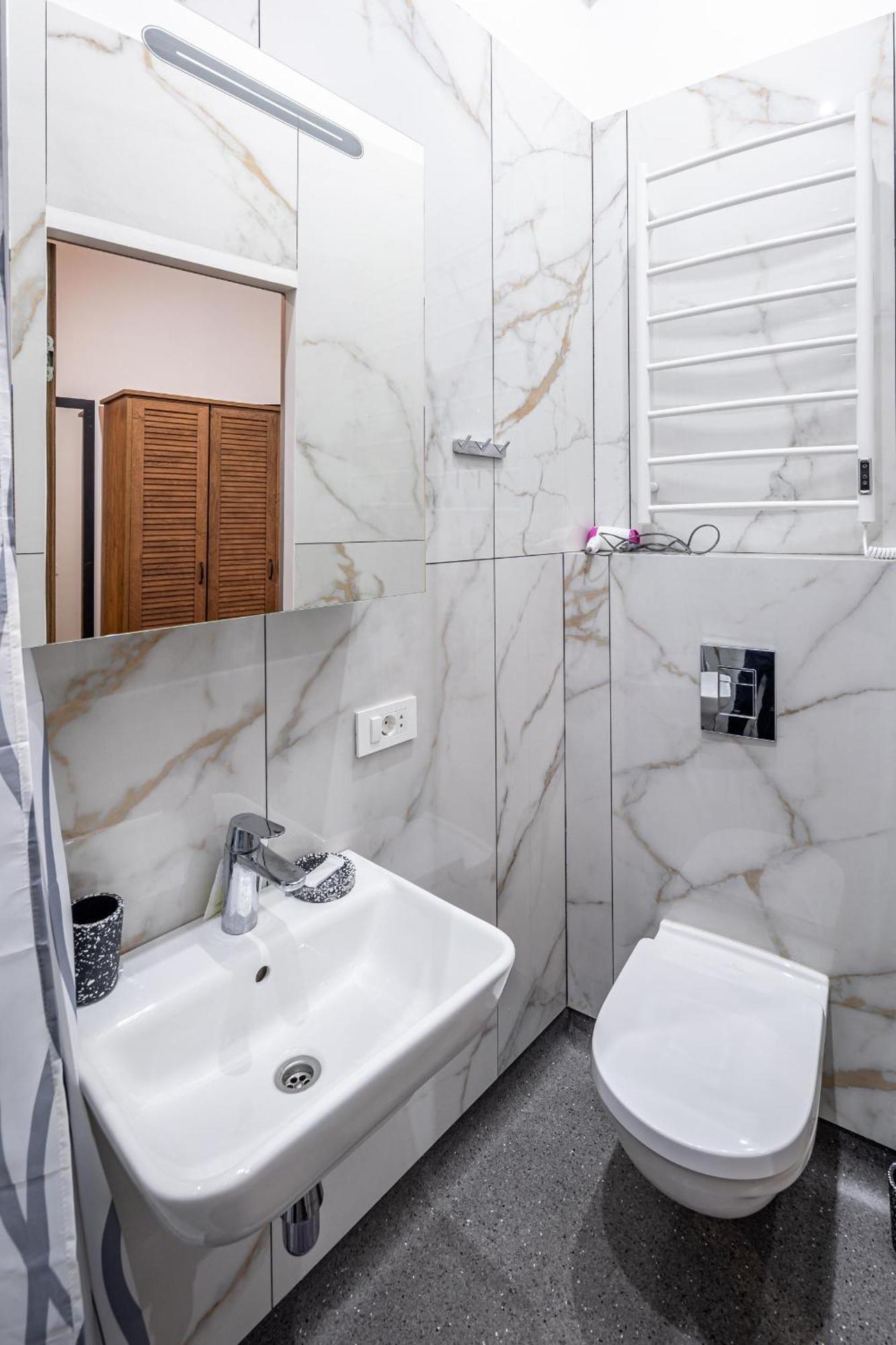 Apartamenty On Knyazya Romana Leópolis Exterior foto
