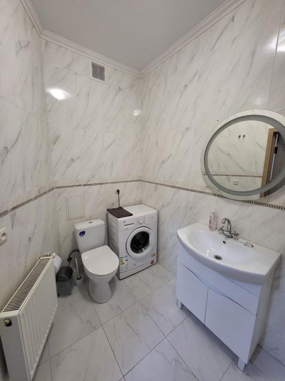 Apartamenty On Knyazya Romana Leópolis Exterior foto