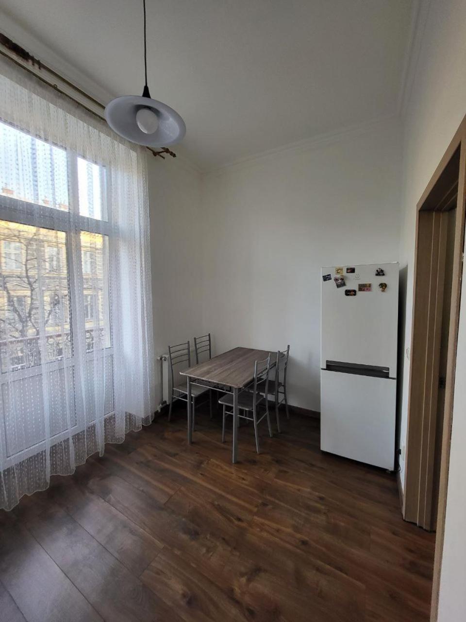 Apartamenty On Knyazya Romana Leópolis Exterior foto