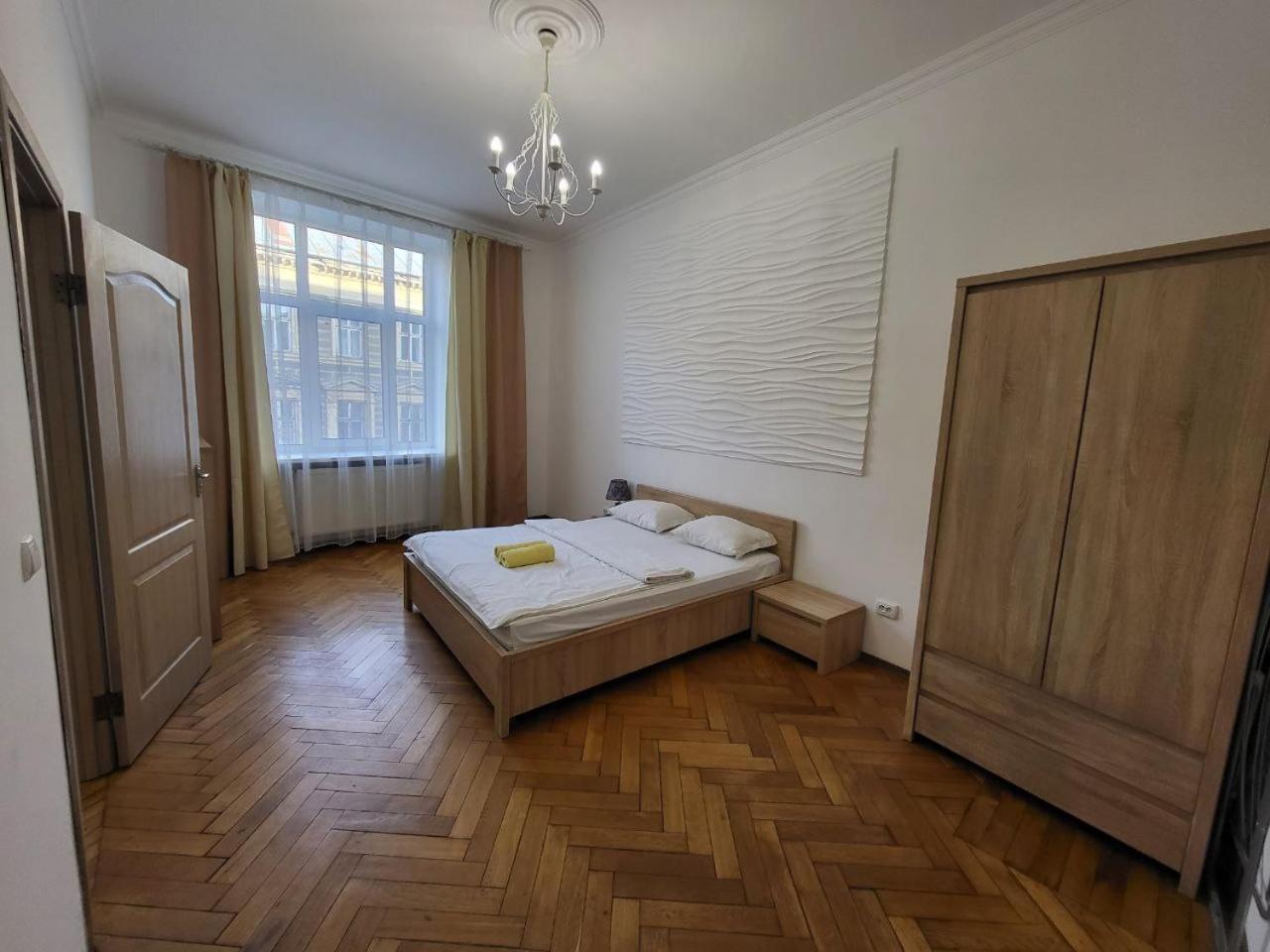 Apartamenty On Knyazya Romana Leópolis Exterior foto